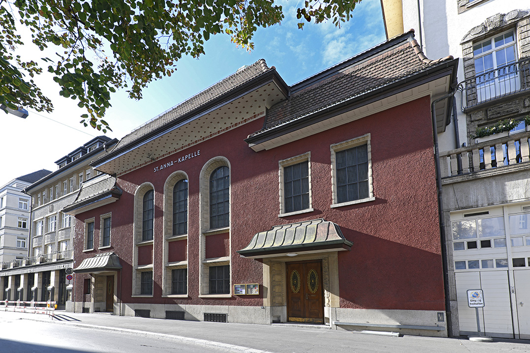 Fassade von rechts auf St. Anna Kapelle
